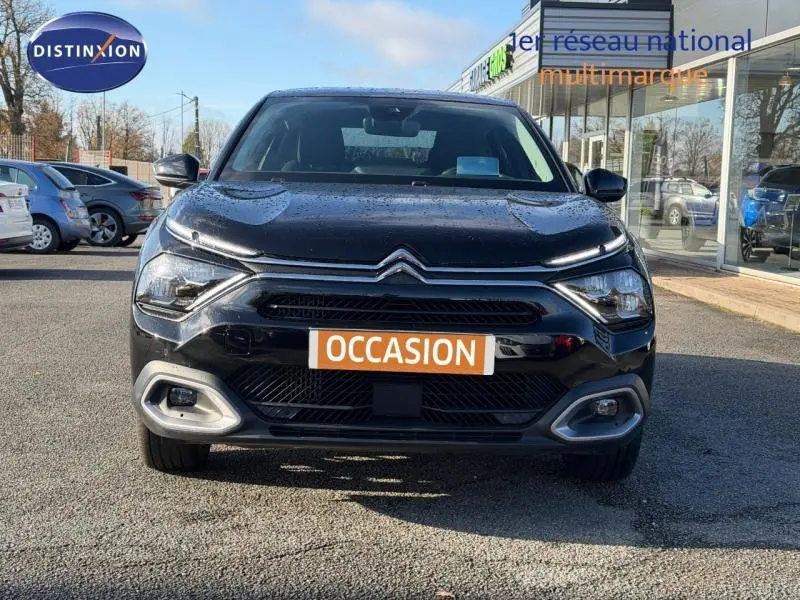 Vue frontale d'une Citroën C4 X noire 2024 avec calandre distinctive et plaque "OCCASION" visible.