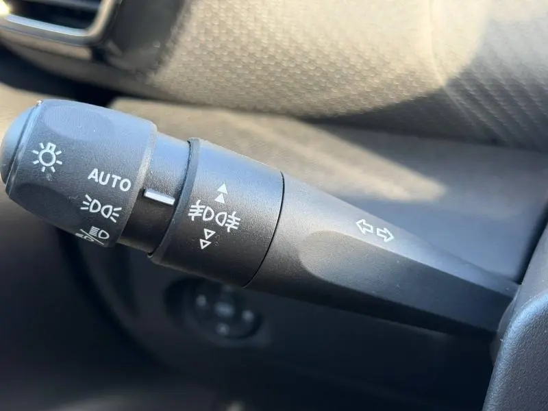 Gros plan sur la commande de clignotants et feux du Citroën C4 X noir 2024, vue intérieure côté gauche.