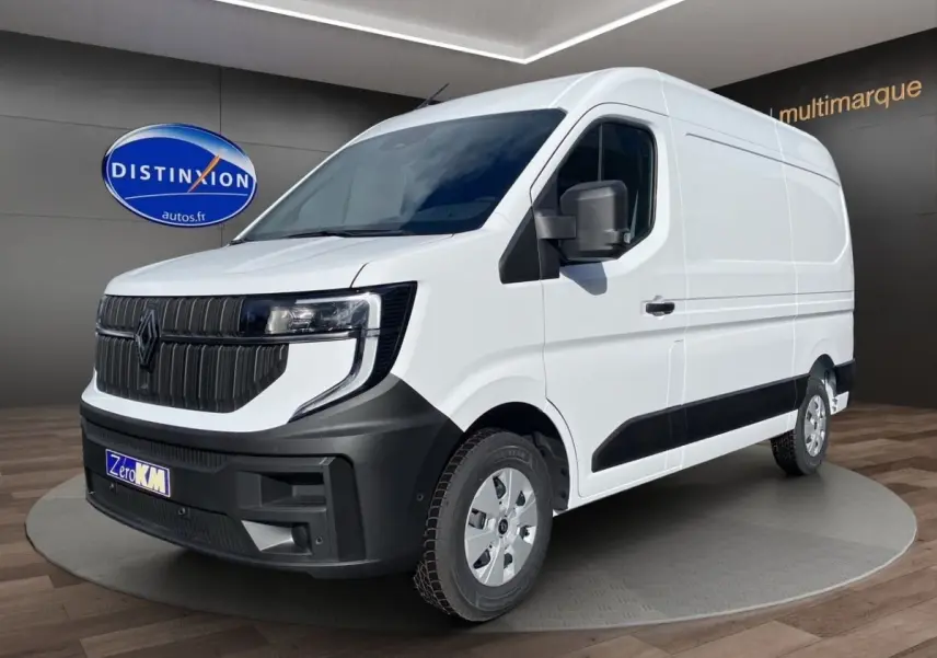 Renault Master blanc en 3/4 avant droit, fourgon utilitaire avec calandre noire et pare-chocs contrasté.