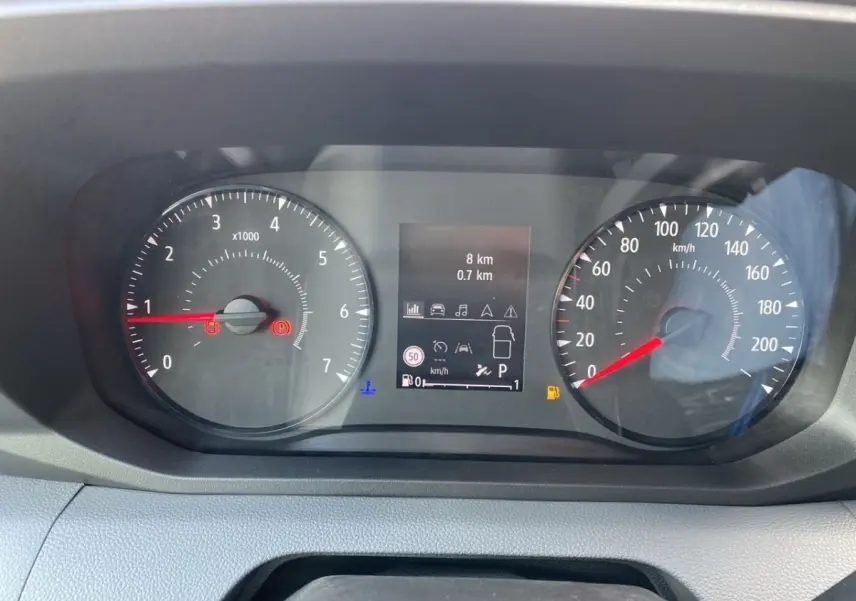 Vue rapprochée du combiné d'instruments du Renault Master 2025, affichage multifonctions numérique et compte-tours analogique.