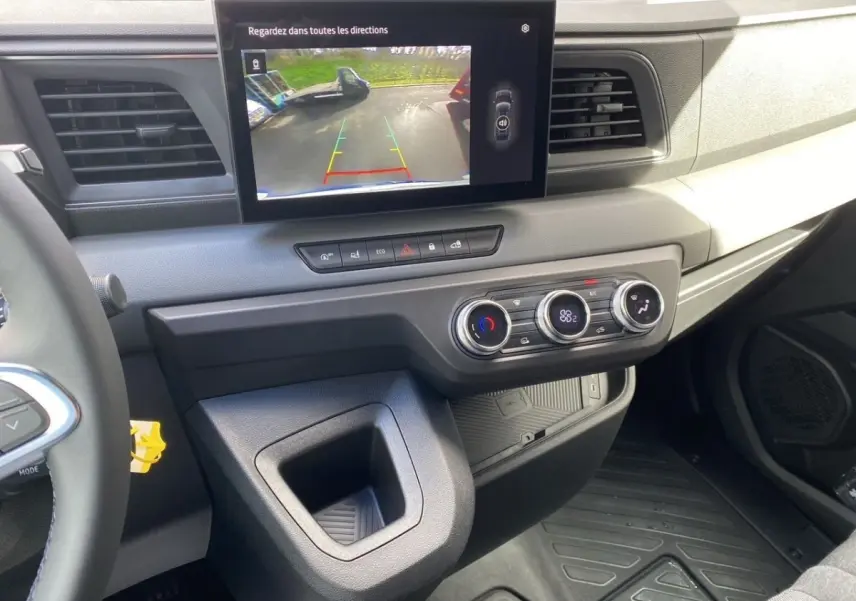Vue intérieure du tableau de bord du Renault Master 2025, avec écran tactile central affichant la caméra de recul.