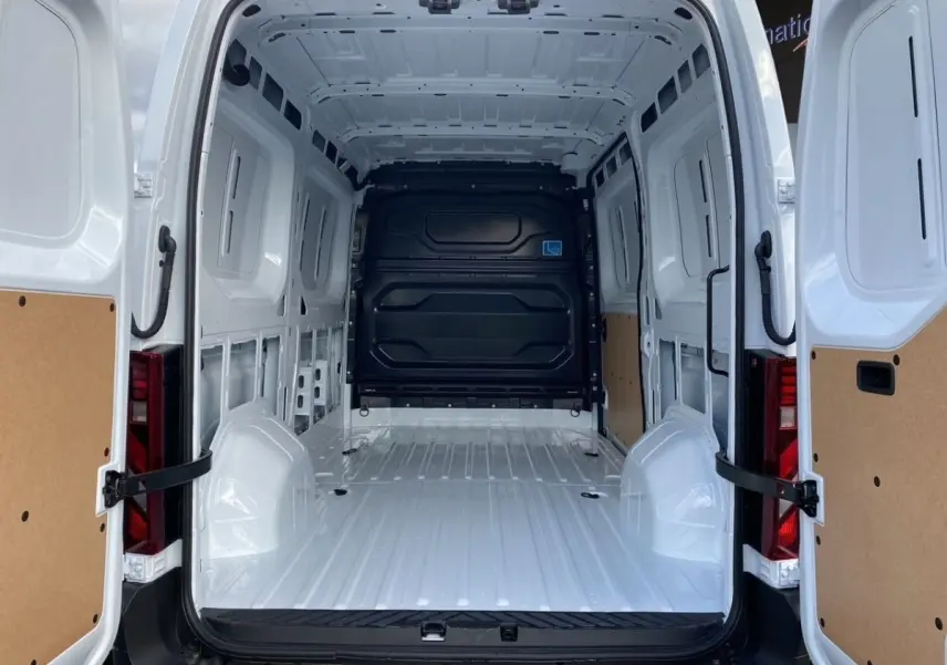 Vue arrière du Renault Master blanc 2025, montrant l'intérieur vide et spacieux avec portes battantes ouvertes.