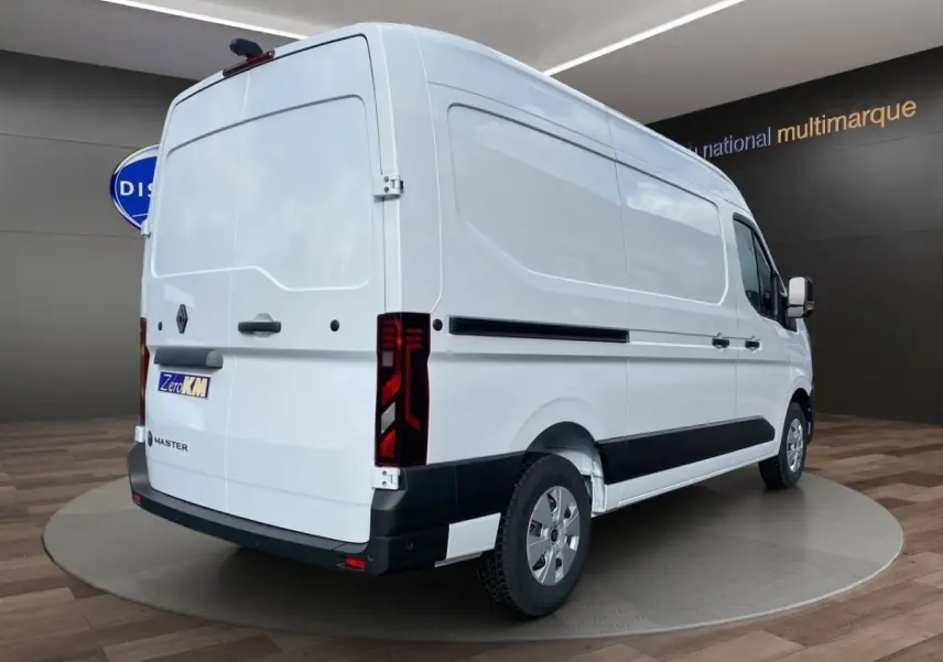 Vue 3/4 arrière droite du Renault Master blanc avec feux arrière LED et protections latérales noires.
