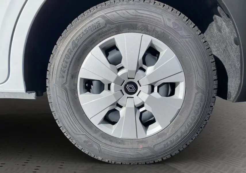 Gros plan sur la roue avant droite blanche d’un Renault Master 2025 avec jante argentée et pneu Goodyear Vector 4Seasons.
