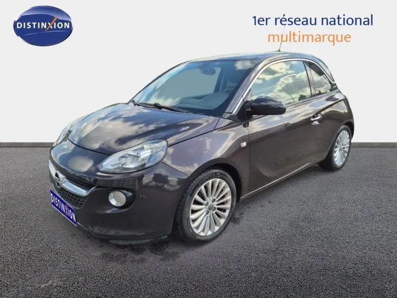 Opel Adam marron vue 3/4 avant droit avec jantes alu argent et toit vitré fixe visible.