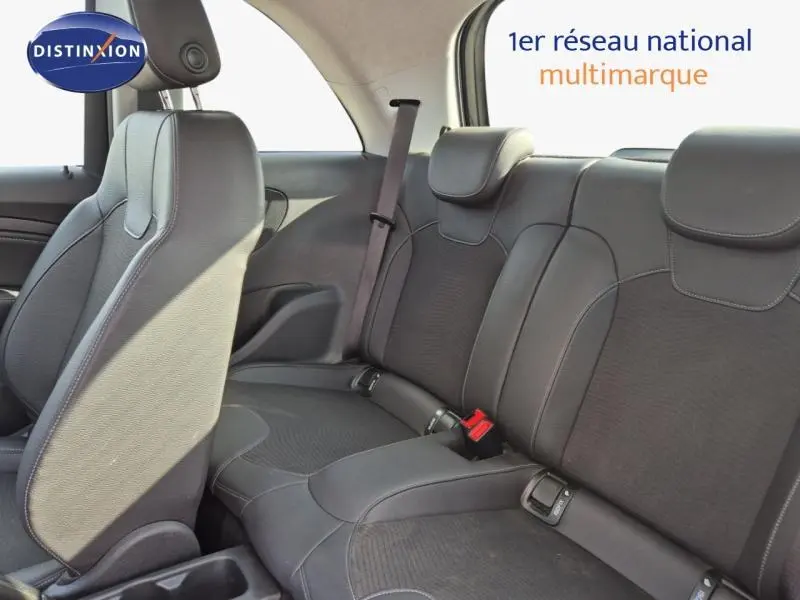 Vue intérieure montrant la banquette arrière noire et le siège avant côté gauche d'une Opel Adam 2017.