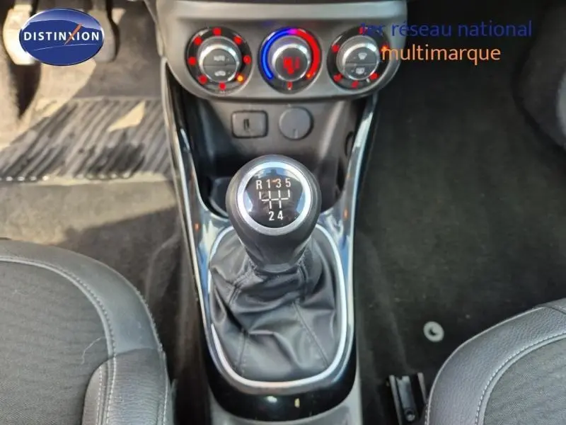 Vue rapprochée du levier de vitesses manuel noir et console centrale de l’Opel Adam marron de 2017.