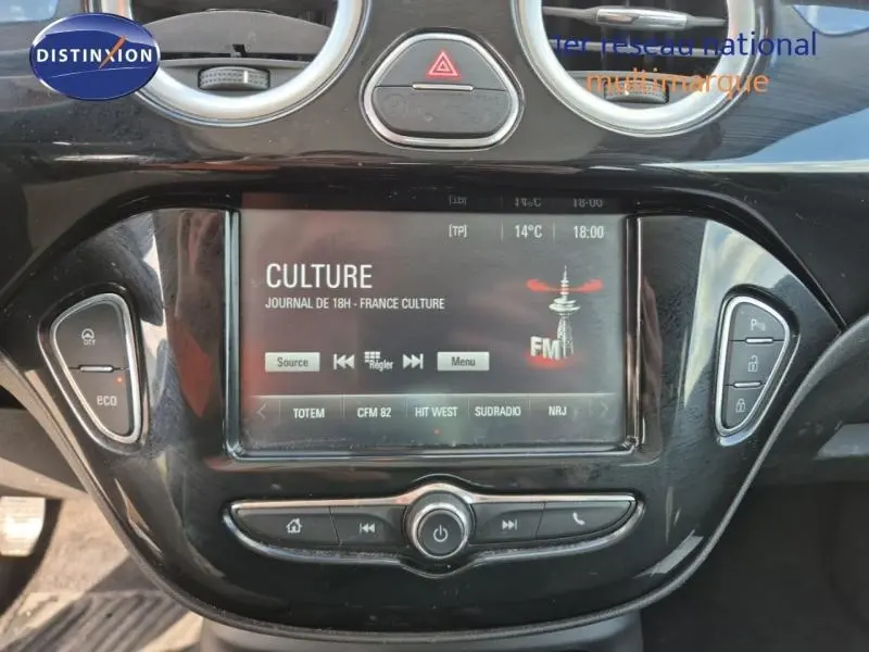 Vue rapprochée de la console centrale noire de l’Opel Adam 2017 avec écran tactile affichant une radio FM.