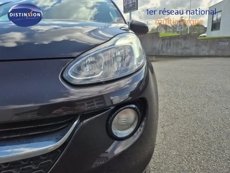 Gros plan sur l'avant droit marron de l'Opel Adam 2017, mettant en valeur le phare et le feu antibrouillard.