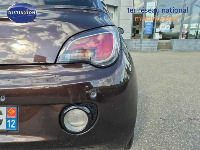 Gros plan sur l'arrière droit marron d'une Opel Adam 2017, avec feu arrière et antibrouillard visibles.