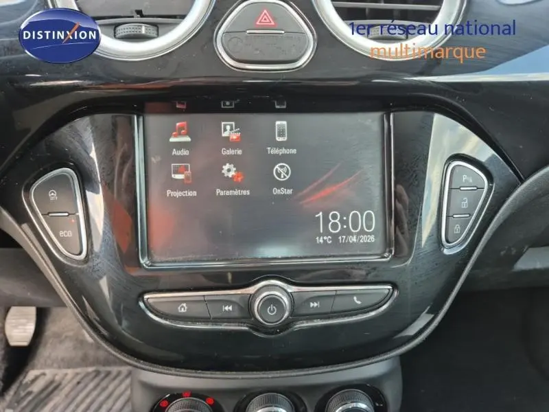 Vue rapprochée de l’écran tactile central et des commandes du tableau de bord de l’Opel Adam marron.