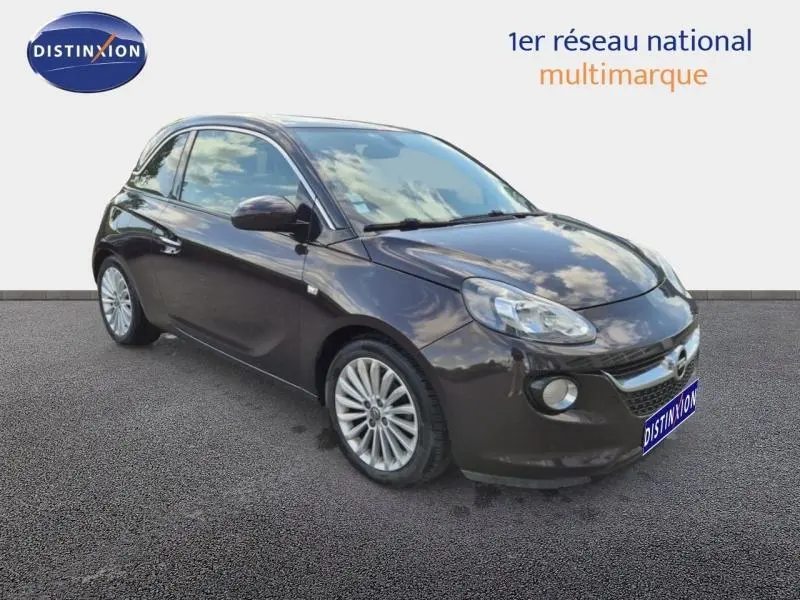 Opel Adam marron vue 3/4 avant droit avec jantes alu argent et toit vitré fixe sur fond neutre.