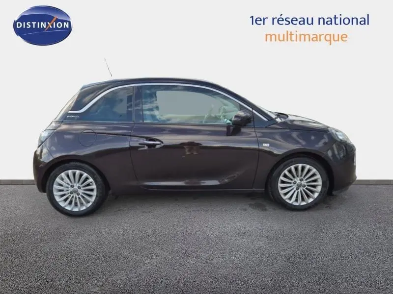 Opel Adam marron vue de profil côté gauche, avec jantes alu 16 pouces et toit panoramique vitré.