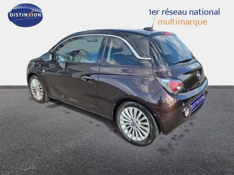 Vue 3/4 arrière droite d'une Opel Adam marron avec jantes alu 16 pouces et toit vitré fixe.