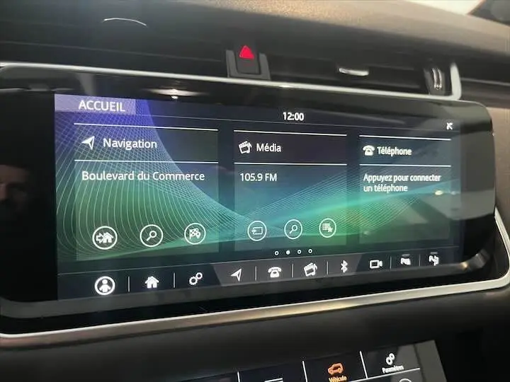Écran tactile central du Range Rover Evoque noir Santorini de 2020 affichant navigation, média et téléphone.