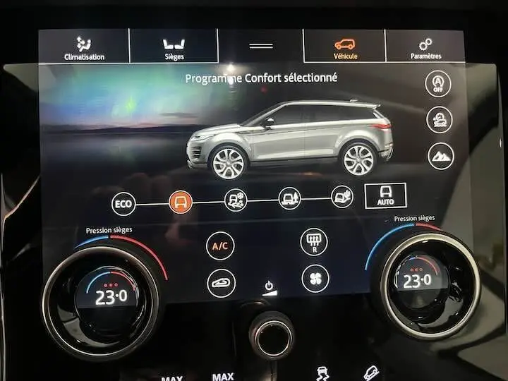 Écran tactile du tableau de bord du Range Rover Evoque noir Santorini montrant le profil latéral côté gauche en mode confort.