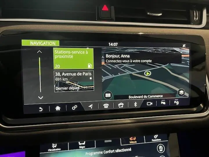 Écran tactile du système de navigation du Range Rover Evoque noir Santorini, affichant carte et options de trajet.