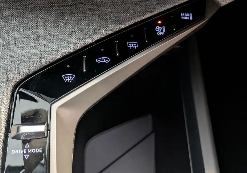 Gros plan sur la console centrale du Peugeot 5008 blanc, montrant les commandes tactiles et le bouton Drive Mode.