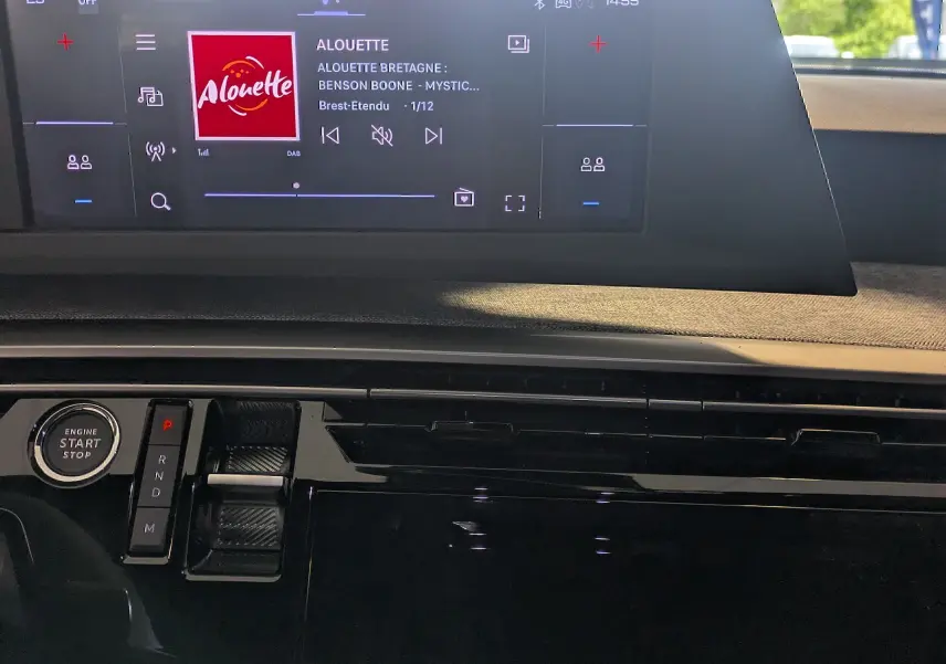 Vue intérieure du tableau de bord du Peugeot 5008 blanc Okenite 2025, avec écran tactile et commandes modernes.