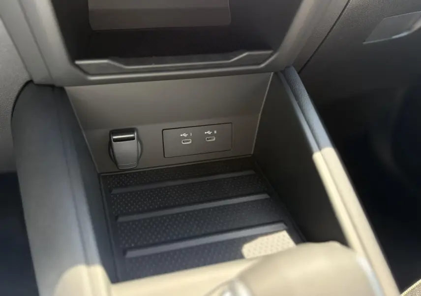 Gros plan sur la console centrale noire du Renault Captur 2025 avec ports USB-C doubles et prise 12V.