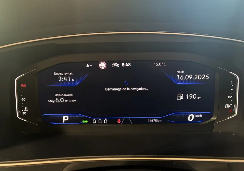 Tableau de bord numérique du Volkswagen Tiguan 2022 affichant la navigation, vitesse à 0 km/h et autonomie de 190 km.
