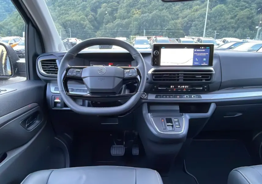 Vue intérieure du poste de conduite du Citroën Spacetourer gris acier 2025, avec tableau de bord moderne et écran tactile central.