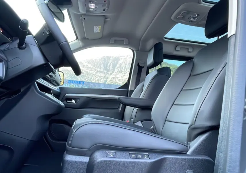 Intérieur du Citroën Spacetourer 180 EAT8 Business Pack 2025, vue côté conducteur, sièges cuir gris acier et toit ouvrant.