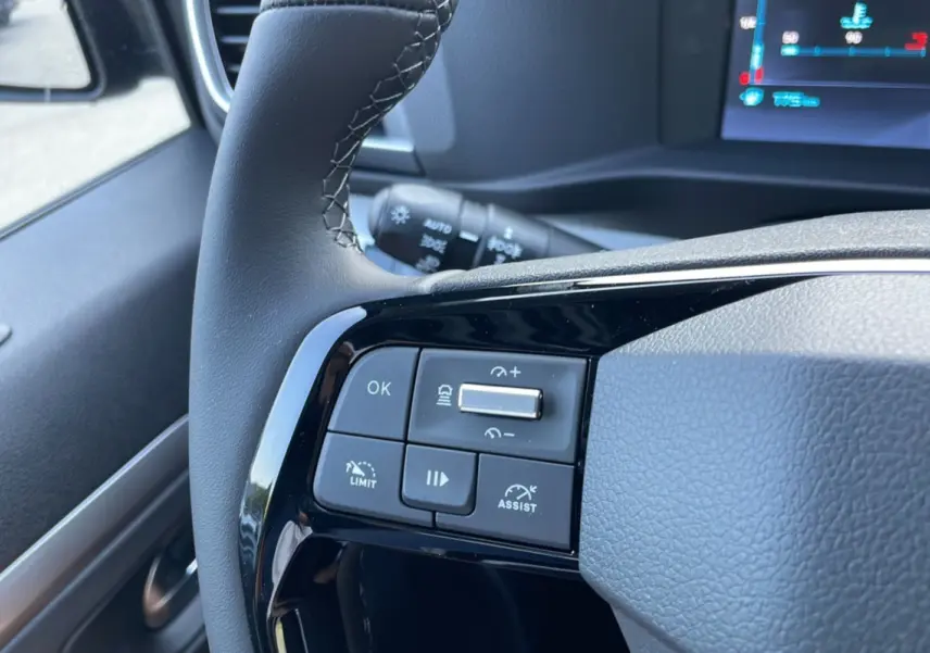 Gros plan sur les commandes au volant du Citroën Spacetourer gris acier 2025, version Business Pack.