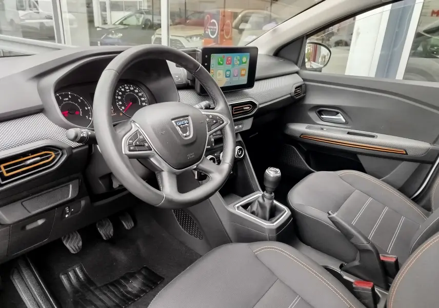 Intérieur de la Dacia Sandero Stepway 2021 vu côté conducteur, tableau de bord avec écran tactile et volant multifonction.