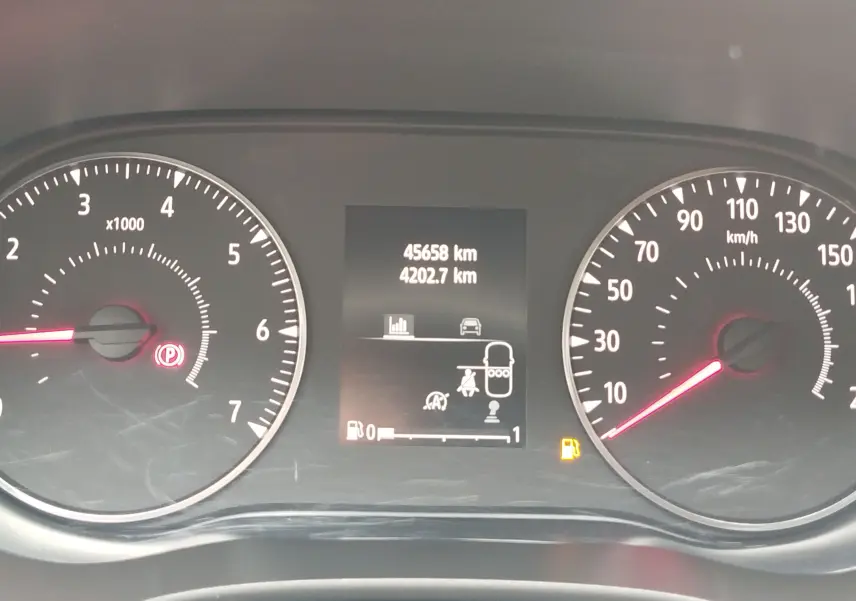 Tableau de bord du Dacia Sandero Stepway 2021 montrant compte-tours, vitesse, kilométrage et témoin de carburant faible.