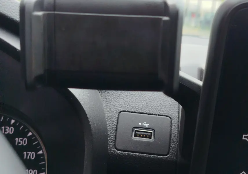 Prise USB intégrée sur le tableau de bord intérieur d'une Dacia Sandero Stepway 2021 blanc glacier.