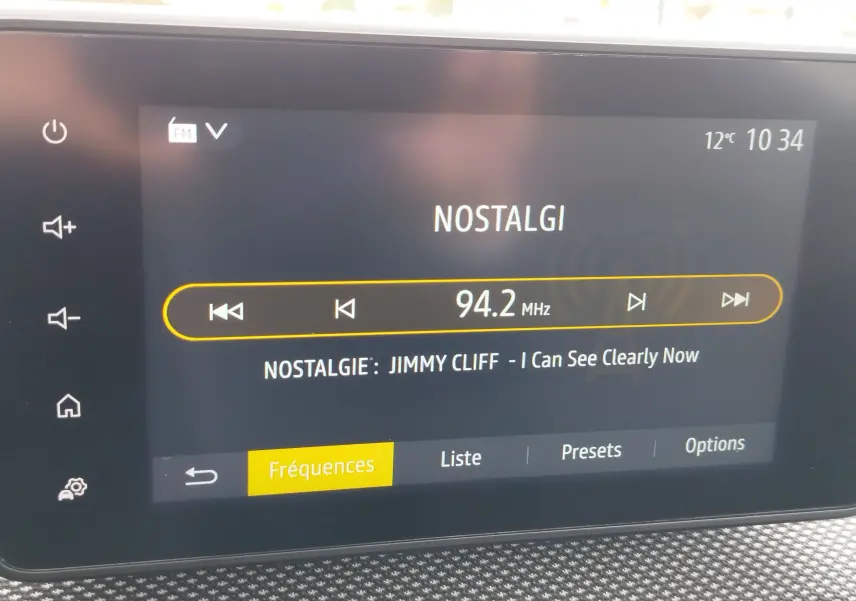 Écran tactile de la radio intérieure du Dacia Sandero Stepway 2021 affichant la fréquence 94.2 MHz sur Nostalgie