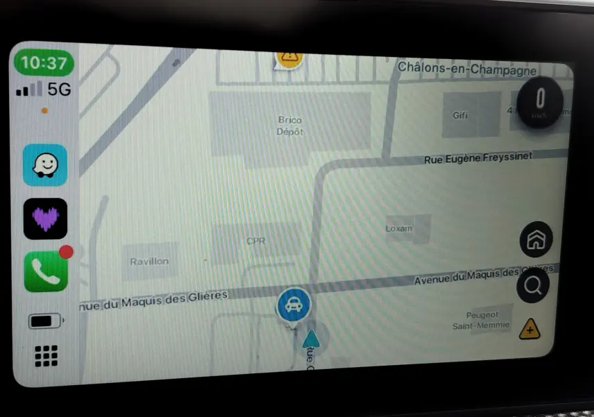 Vue de face droite de la Dacia Sandero Stepway blanc glacier, soulignant ses lignes robustes et ses détails modernes