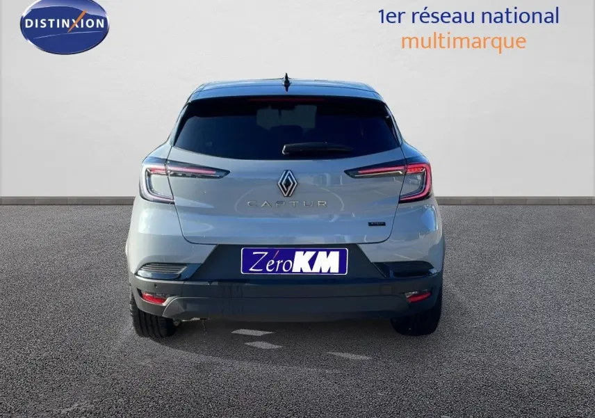Vue arrière d'un Renault Captur E-Tech hybride gris Rafale avec toit noir, immatriculé Zero KM.