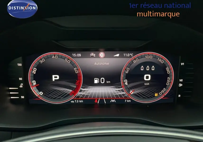 Tableau de bord numérique du Skoda Karoq gris argent, affichant la vitesse à 0 km/h et l'autonomie à 0 km.