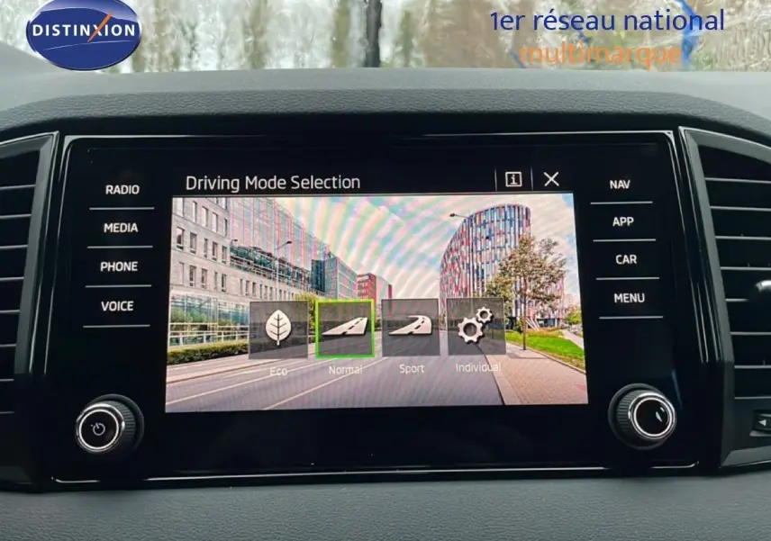 Écran tactile central du Skoda Karoq 2025 affichant la sélection du mode de conduite, intérieur noir moderne.