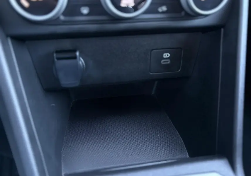 Détail de la console centrale du Dacia Jogger 2025, montrant prise USB-C et prise 12V, finition noire mate.