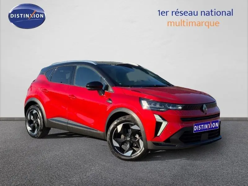 Renault Captur 1.0 Eco-G 100ch Techno 2025 en Rouge Flamme/Noir Etoilé, vue 3/4 avant avec jantes noires distinctives.