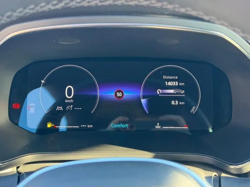 Tableau de bord numérique du Renault Captur 2025 affichant la vitesse à 0 km/h et l'alerte limite à 50 km/h.