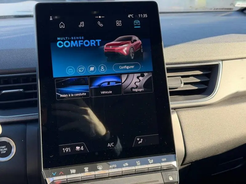 Écran central tactile du Renault Captur 2025 montrant l'interface Multi-Sense avec une image du SUV rouge Flamme/Noir Etoilé.