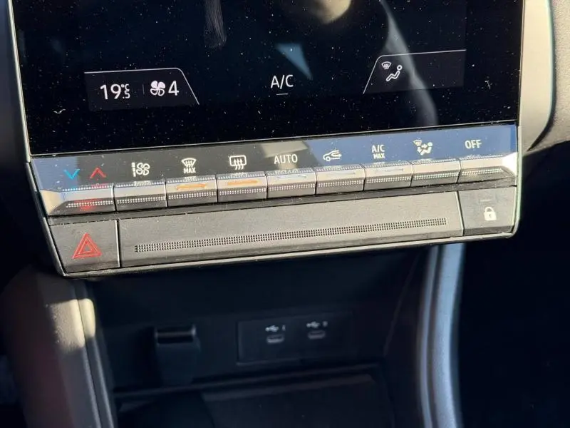 Vue rapprochée de la console centrale du Renault Captur 2025 montrant les commandes climatisation et boutons fonctionnels.