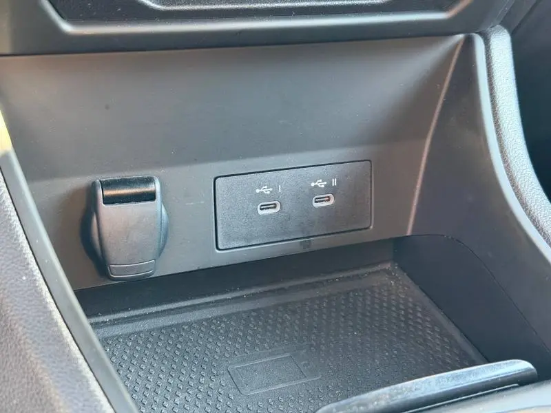 Détail de la console centrale du Renault Captur 2025 montrant deux ports USB-C et une prise 12V, finition noire.