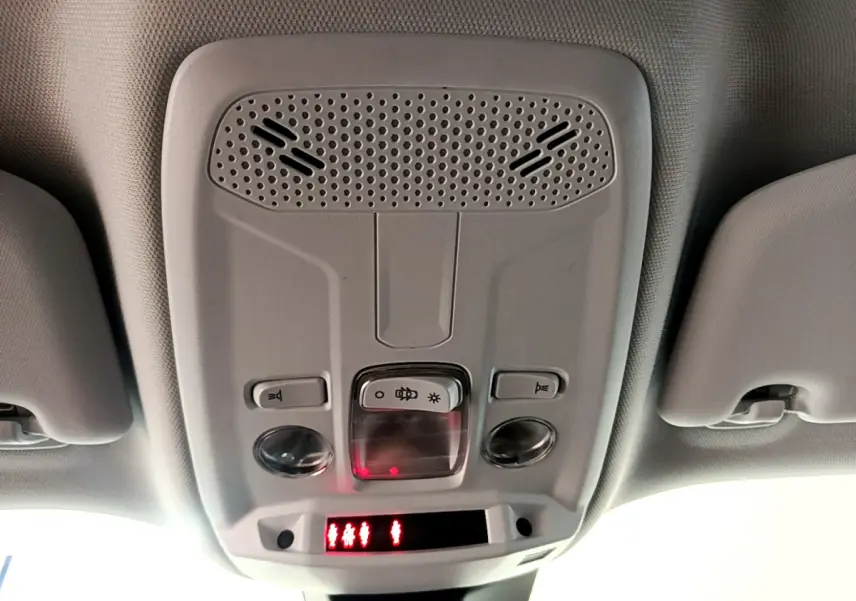 Plafonnier intérieur de Peugeot 2008 gris foncé, avec commandes d'éclairage et indicateurs lumineux rouges.