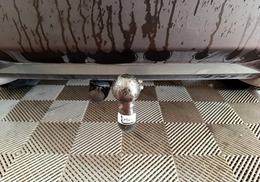 Gros plan sous l’arrière d’une Peugeot 2008 gris foncé montrant la boule d’attelage avec étiquette 75 kg.