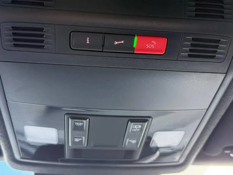 Vue en gros plan des commandes d'urgence et d'éclairage intérieur sur le plafond d'un SEAT Arona 2025.