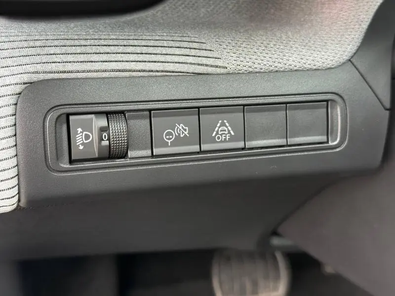 Détail des commandes intérieures côté gauche du tableau de bord de la Citroën C3 électrique 2025 noir Perla Nera.