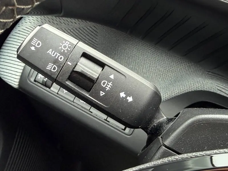 Gros plan sur la commande des feux et clignotants dans l’habitacle du Citroën C3 électrique Noir Perla Nera 2025.