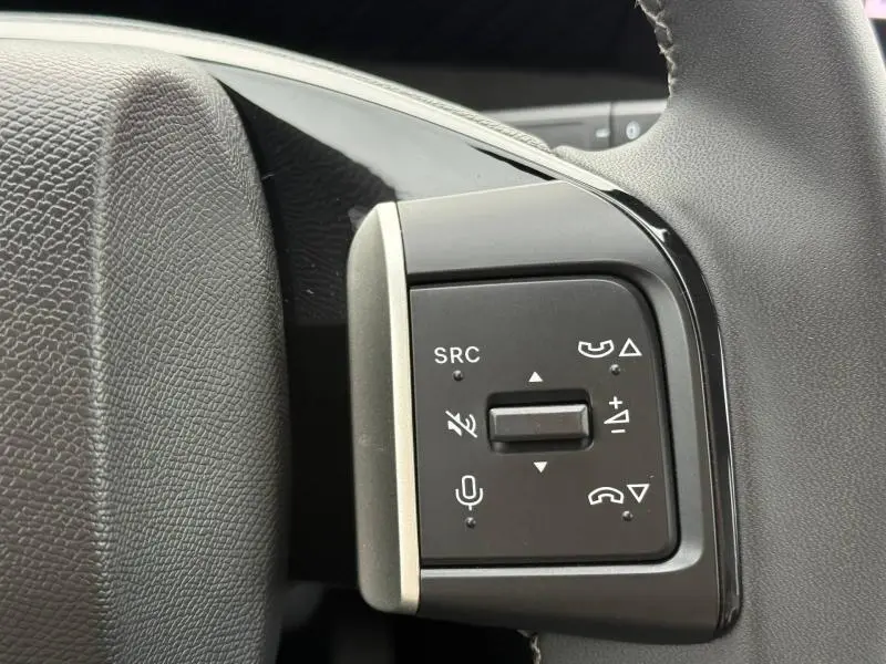 Gros plan sur les commandes audio au volant côté gauche de la Citroën C3 électrique Noir Perla Nera 2025.