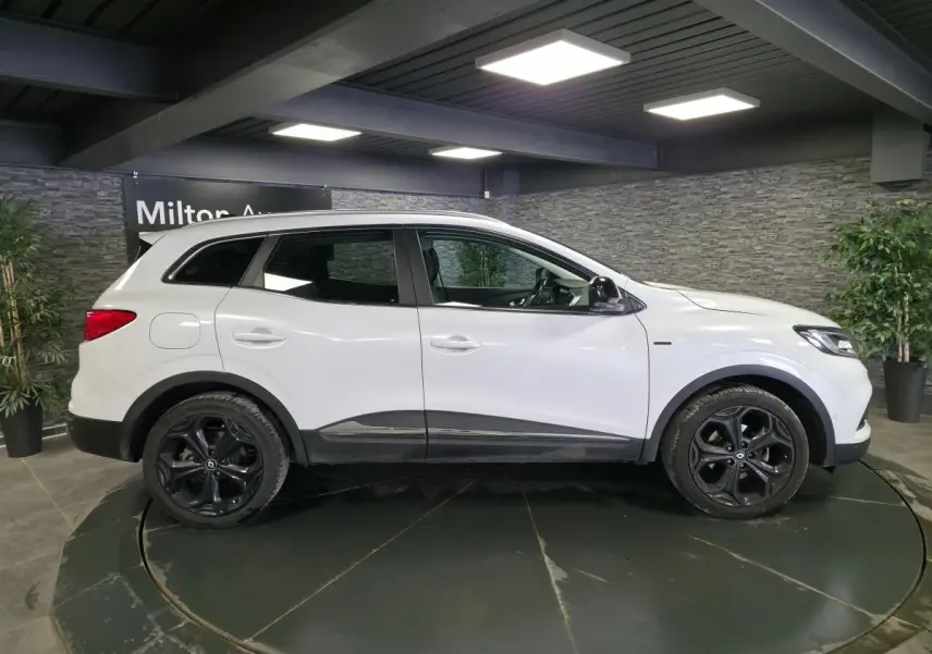 Profil droit du Renault Kadjar blanc nacré 2020 Black Edition avec jantes alliage noires et toit en verre fixe.