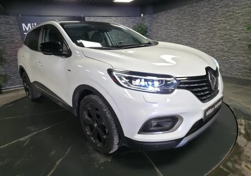 Renault Kadjar 1.5 Blue dCi 2020 blanc nacré, vue 3/4 avant droit avec jantes alliage noires et toit en verre.
